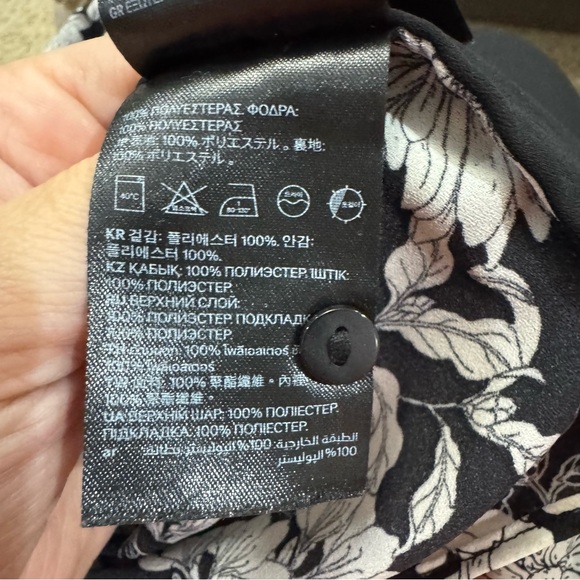 H&M Black & White Floral Blouse – XS - Picture 6 of 6